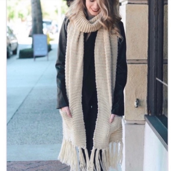 Chunky Oversized Two Pocket Tassel Scarf. - Picture 2 of 7